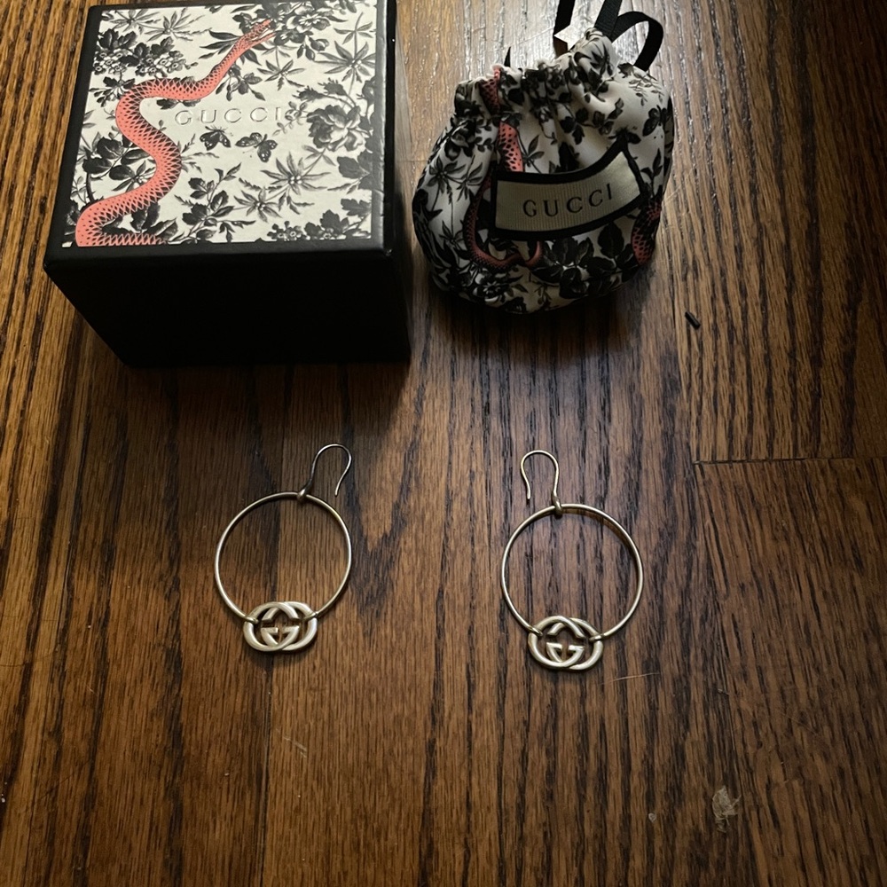 Gucci Silver Hoop Earrings with Iconic Motif - Picture 4 of 6